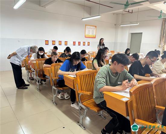 严考纪 正考风 促学风 2022-2023学年第二学期期末考试现场巡考 严考纪 正考风 促学风 2022-2023学年第二学期期末考试现场巡考