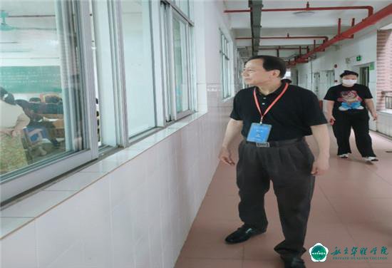 严考纪 正考风 促学风 2022-2023学年第二学期期末考试现场巡考 严考纪 正考风 促学风 2022-2023学年第二学期期末考试现场巡考