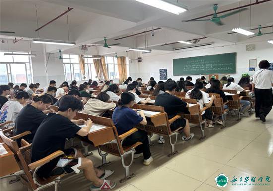 严考纪 正考风 促学风 2022-2023学年第二学期期末考试现场巡考 严考纪 正考风 促学风 2022-2023学年第二学期期末考试现场巡考