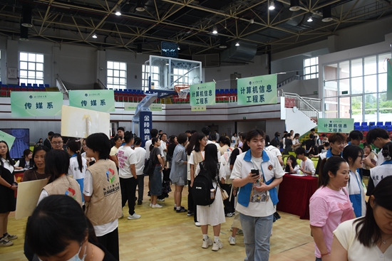 直击2024级新学子加入华联大家庭 直击2024级新学子加入华联大家庭