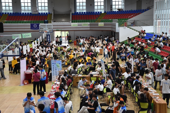 直击2024级新学子加入华联大家庭 直击2024级新学子加入华联大家庭