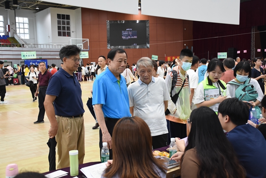 直击2024级新学子加入华联大家庭 直击2024级新学子加入华联大家庭
