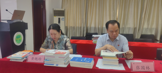 学校召开2025—2026学年第一学期教材选用审核会议 学校召开2025—2026学年第一学期教材选用审核会议