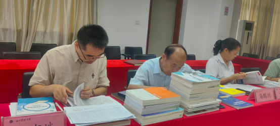 学校召开2025—2026学年第一学期教材选用审核会议 学校召开2025—2026学年第一学期教材选用审核会议