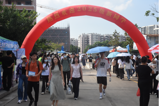 我在华联等你来!——直击2025级萌新入学 我在华联等你来!——直击2025级萌新入学