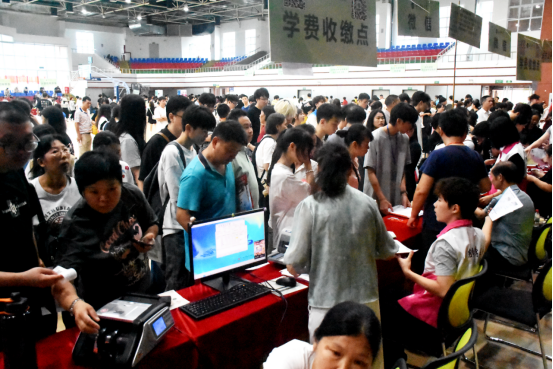 我在华联等你来!——直击2025级萌新入学 我在华联等你来!——直击2025级萌新入学