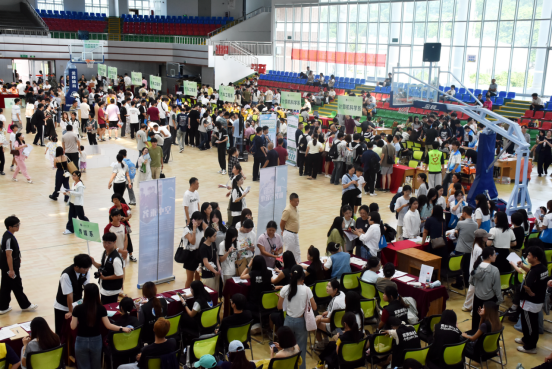 我在华联等你来!——直击2025级萌新入学 我在华联等你来!——直击2025级萌新入学