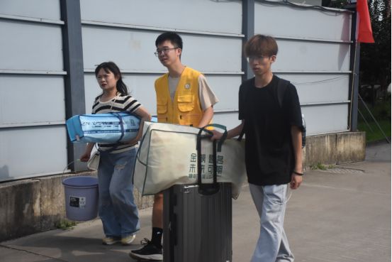 我在华联等你来!——直击2025级萌新入学 我在华联等你来!——直击2025级萌新入学