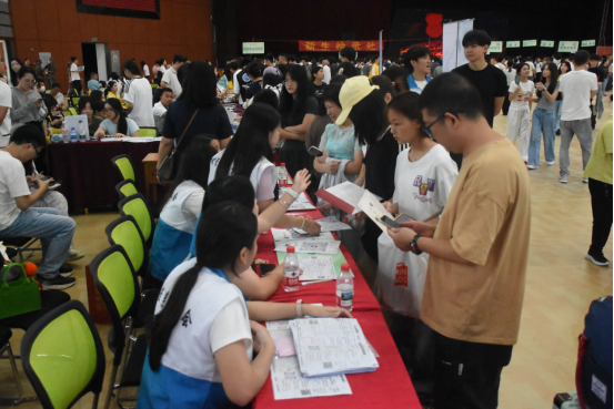我在华联等你来!——直击2025级萌新入学 我在华联等你来!——直击2025级萌新入学