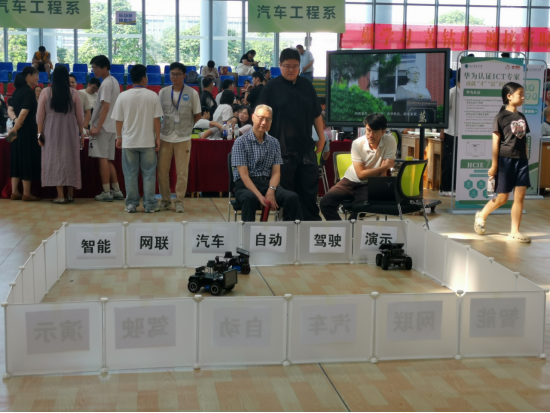 我在华联等你来!——直击2025级萌新入学 我在华联等你来!——直击2025级萌新入学