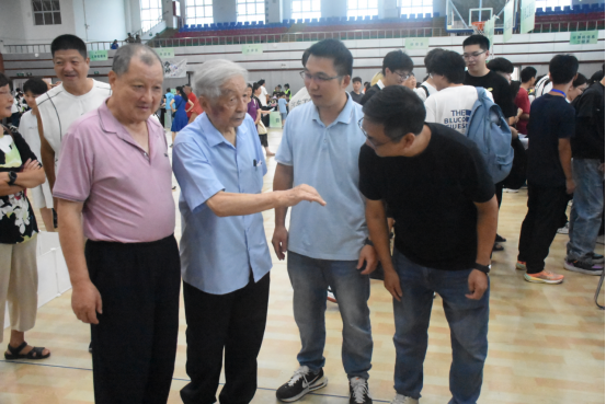 我在华联等你来!——直击2025级萌新入学 我在华联等你来!——直击2025级萌新入学