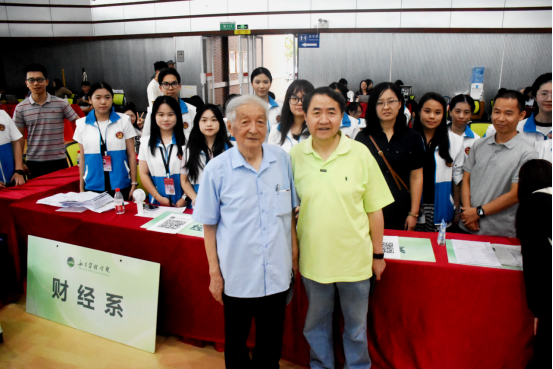 我在华联等你来!——直击2025级萌新入学 我在华联等你来!——直击2025级萌新入学