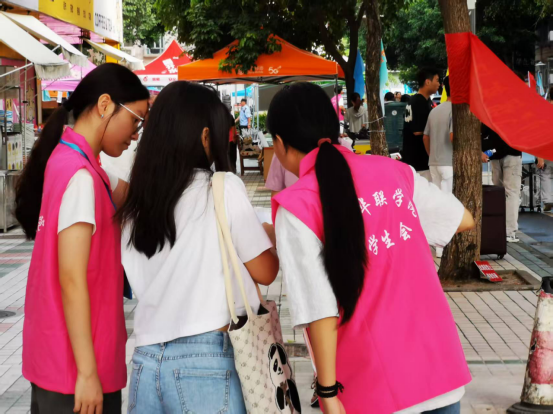 我在华联等你来!——直击2025级萌新入学 我在华联等你来!——直击2025级萌新入学