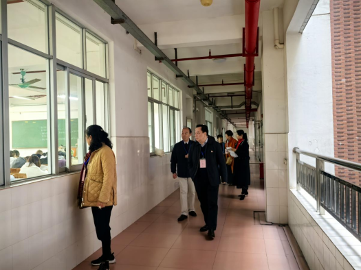 领导带队双线考护航期末考公平有序——我校首场期末考试顺利开考
