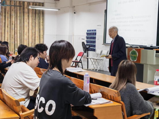 校领导深入课堂督学 华联学院春季开学启新篇 校领导深入课堂督学 华联学院春季开学启新篇