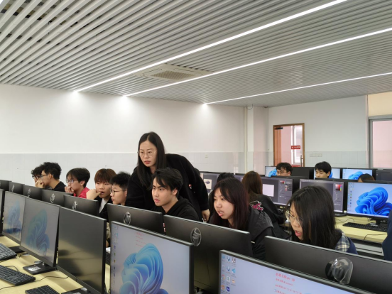 校领导深入课堂督学 华联学院春季开学启新篇 校领导深入课堂督学 华联学院春季开学启新篇