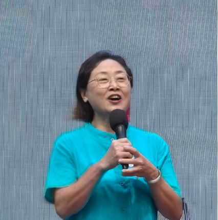 莫道桑榆晚 歌声震九天 莫道桑榆晚 歌声震九天