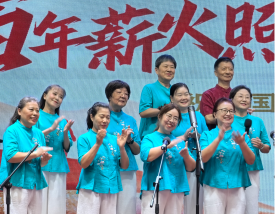 莫道桑榆晚 歌声震九天 莫道桑榆晚 歌声震九天